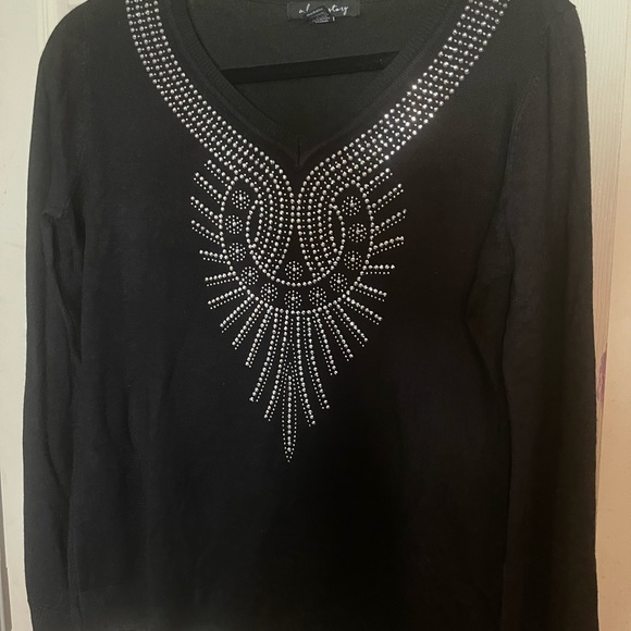 A beautiful woman’s sweater very light - Picture 1 of 2